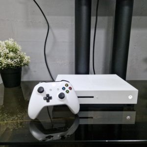 Xbox One S 1Tb + игра GTA 5